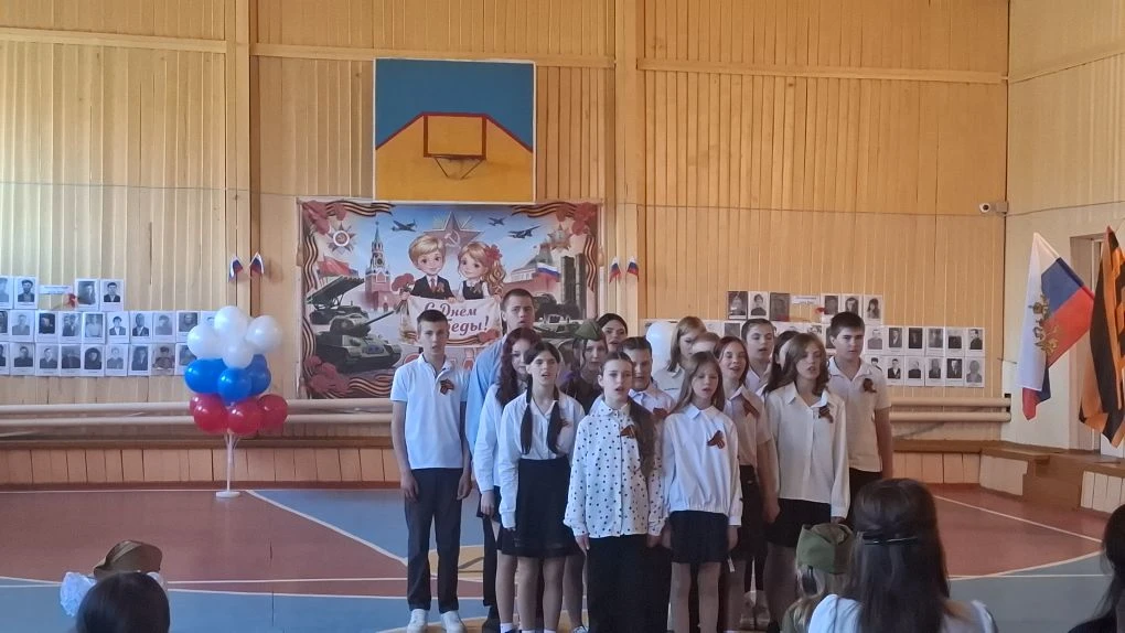 5-9 кл. исполнили хоровые песни: "За того парня", "Огромное небо", "Бессмертный полк", ...