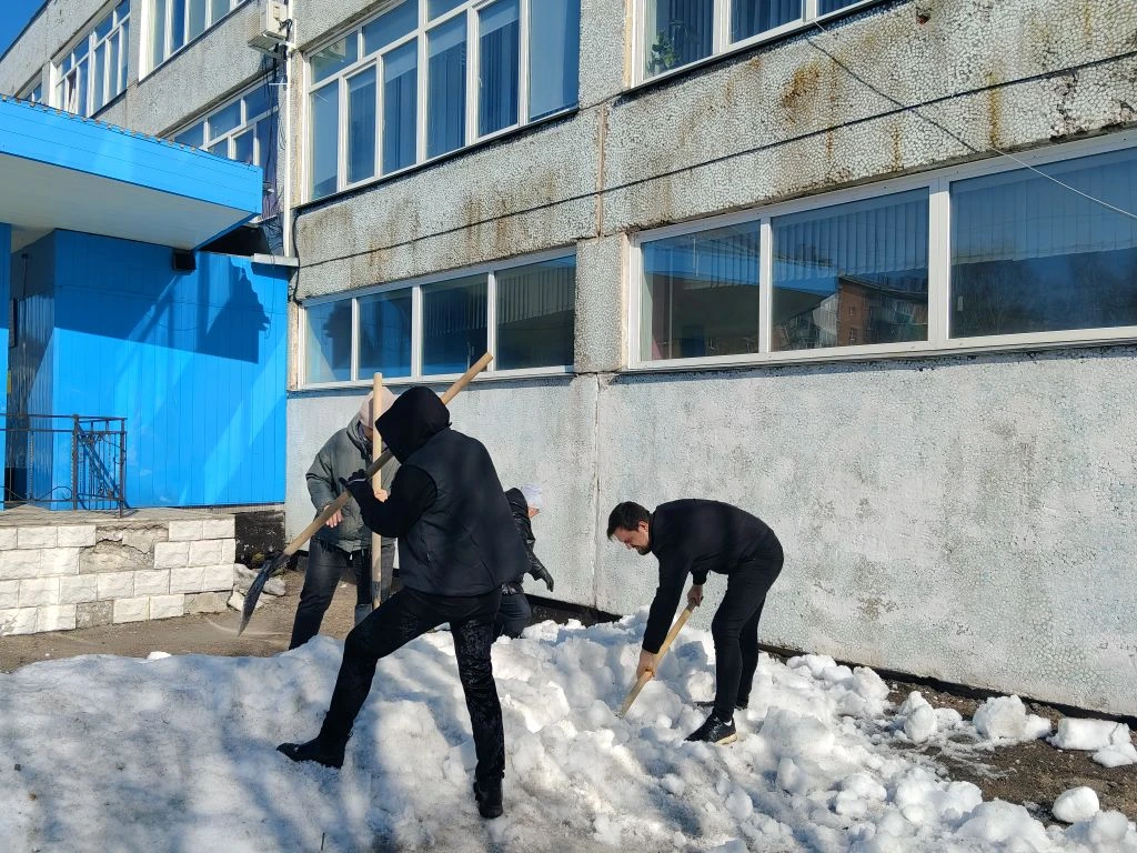 Учителя и работники школы ежедневно выходят на борьбу со снегом, в этом году его очень много! Пригла