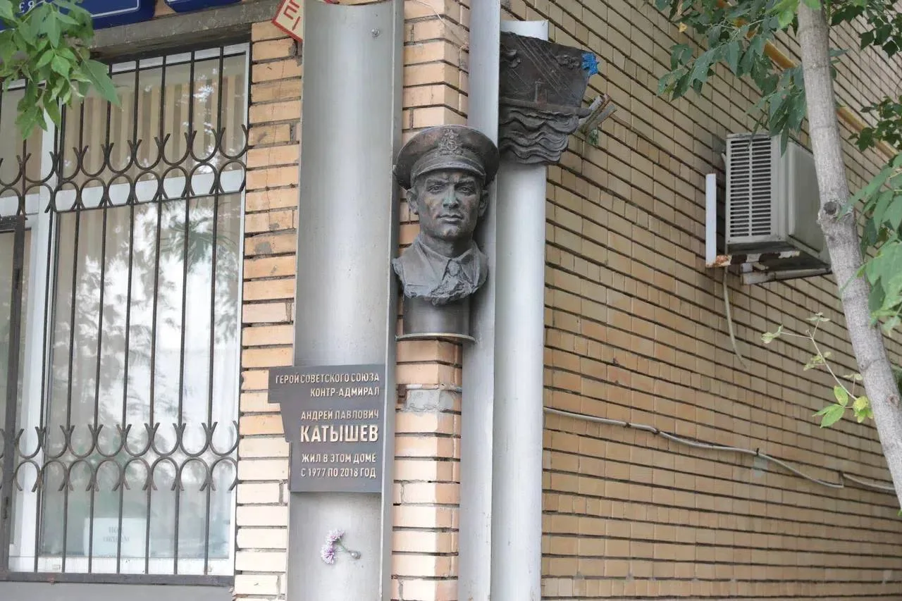 В районе Аэропорт прошла церемония возложения цветов к мемориальному знаку в честь конт...
