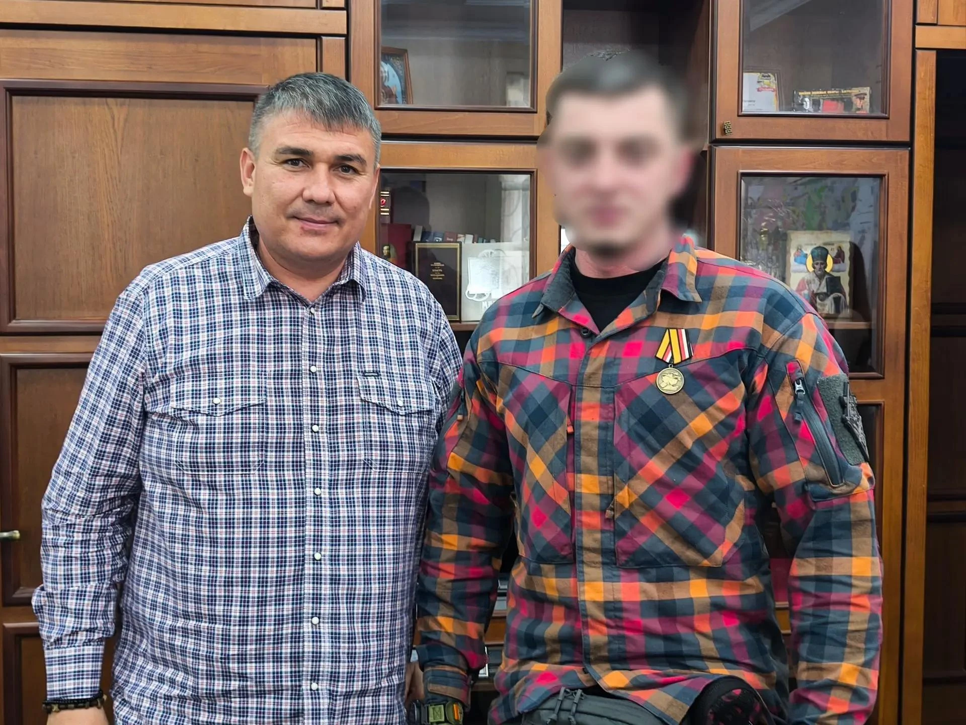 В гости зашёл наш боец - Александр.