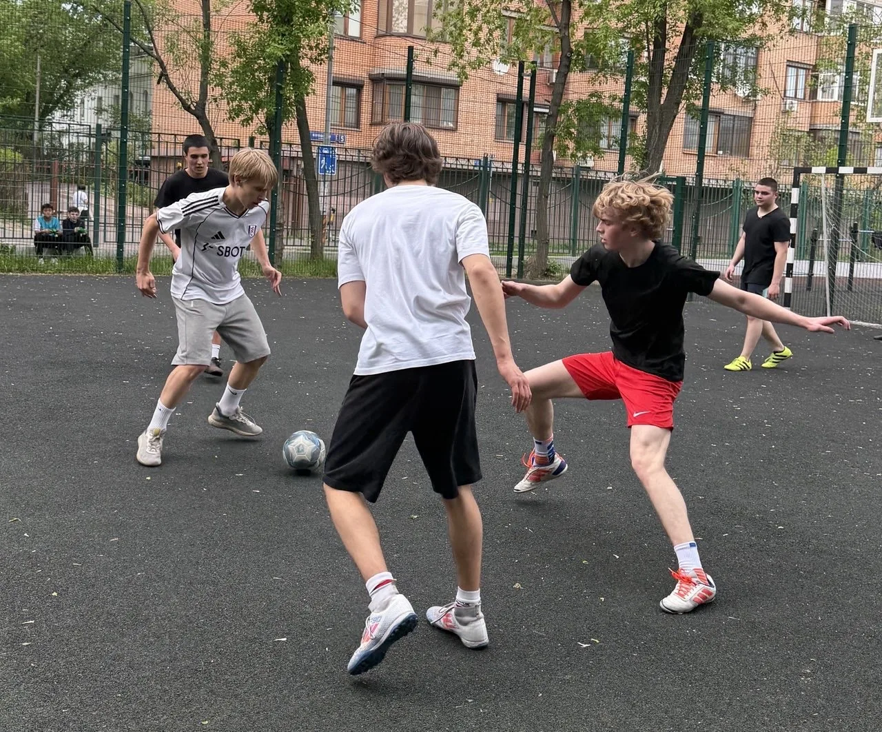 Встреча поколений на футбольном поле!  ⚽️ На школьном стадионе состоялся по-настоящему особенный мат