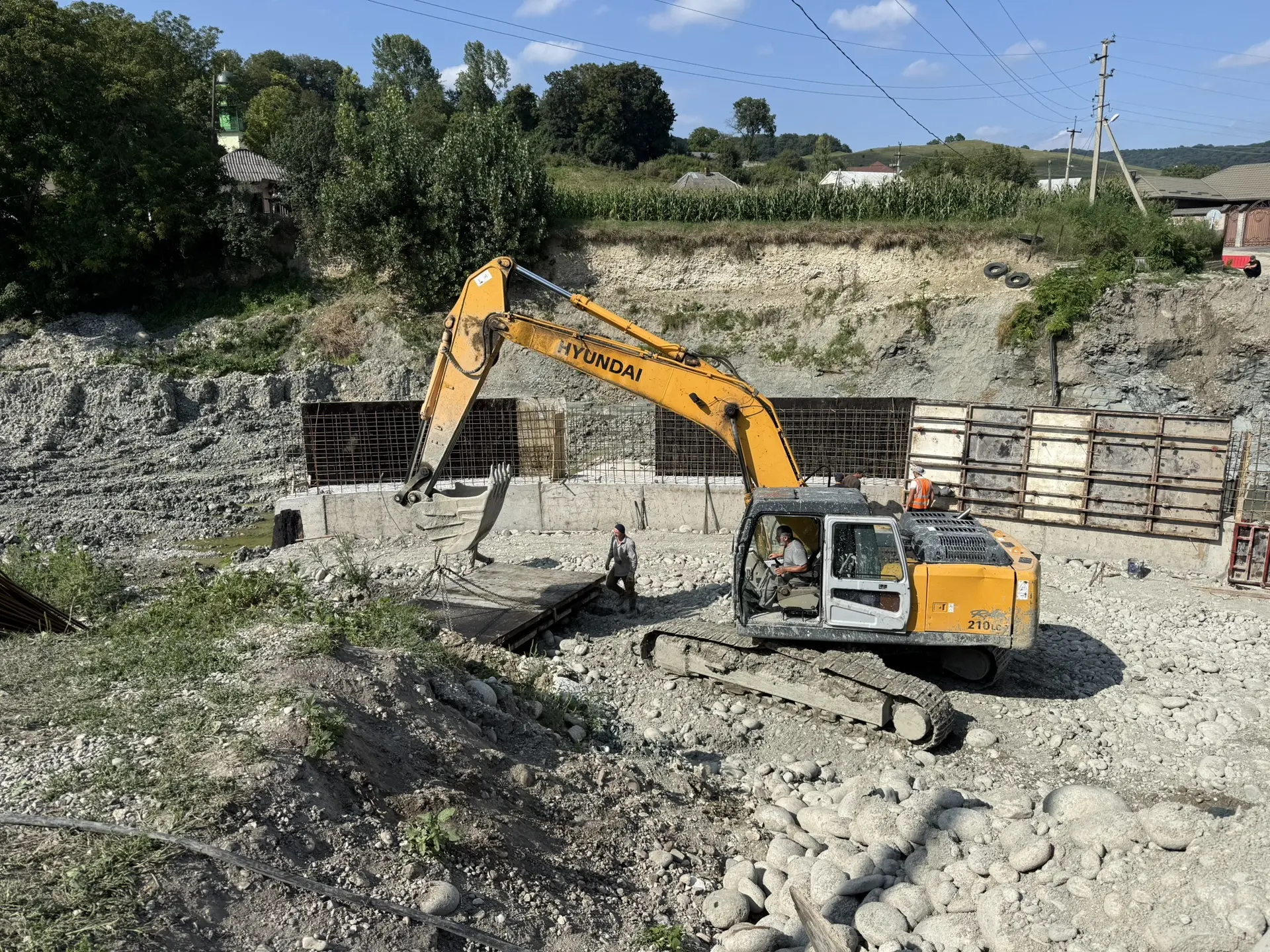 🚧Активно продолжаются работы по капитальному ремонту моста через реку Хеу на автомобил...