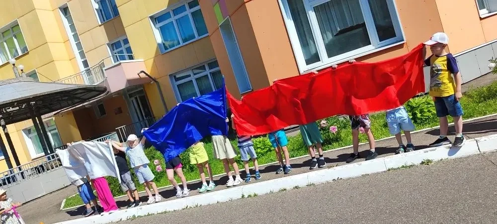 В преддверии праздника Дня России в корпусе № 2 МОУ СОШ им. А. Попова состоялся велопро...