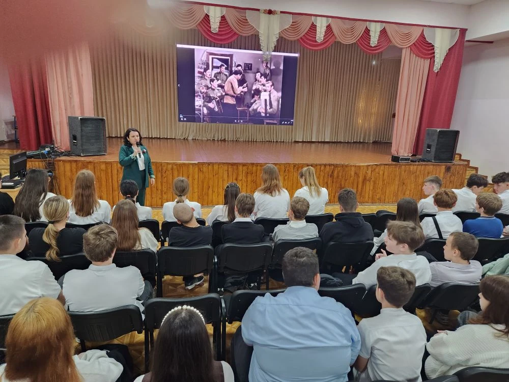 В рамках участия школы в Региональной  акции к 9 Мая  «В 6 часов вечера после войны» советником по в