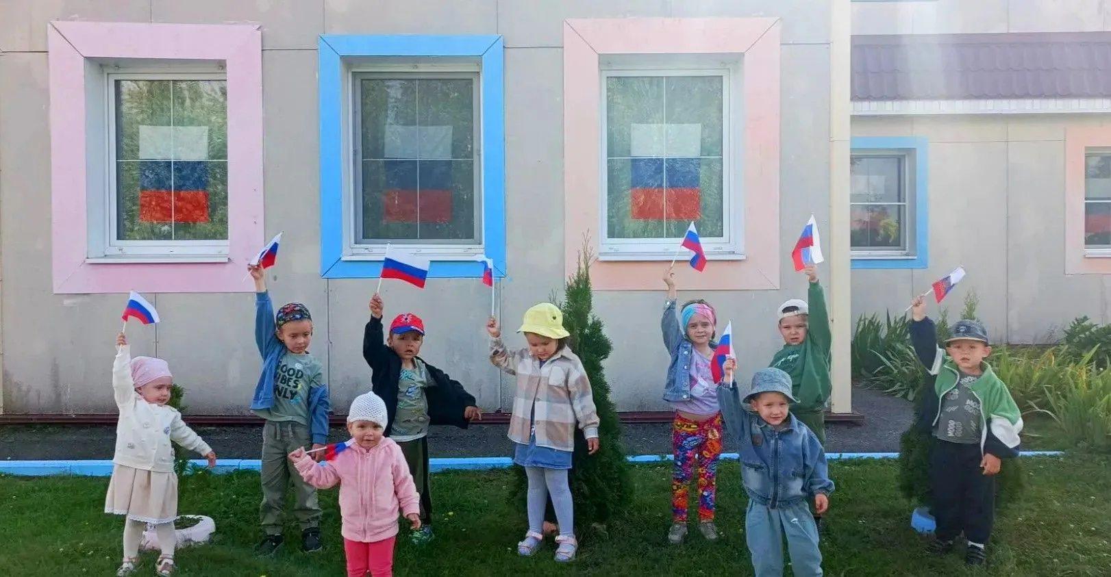 В преддверии Дня Государственного флага Российской Федерации в нашем дошкольном структу...