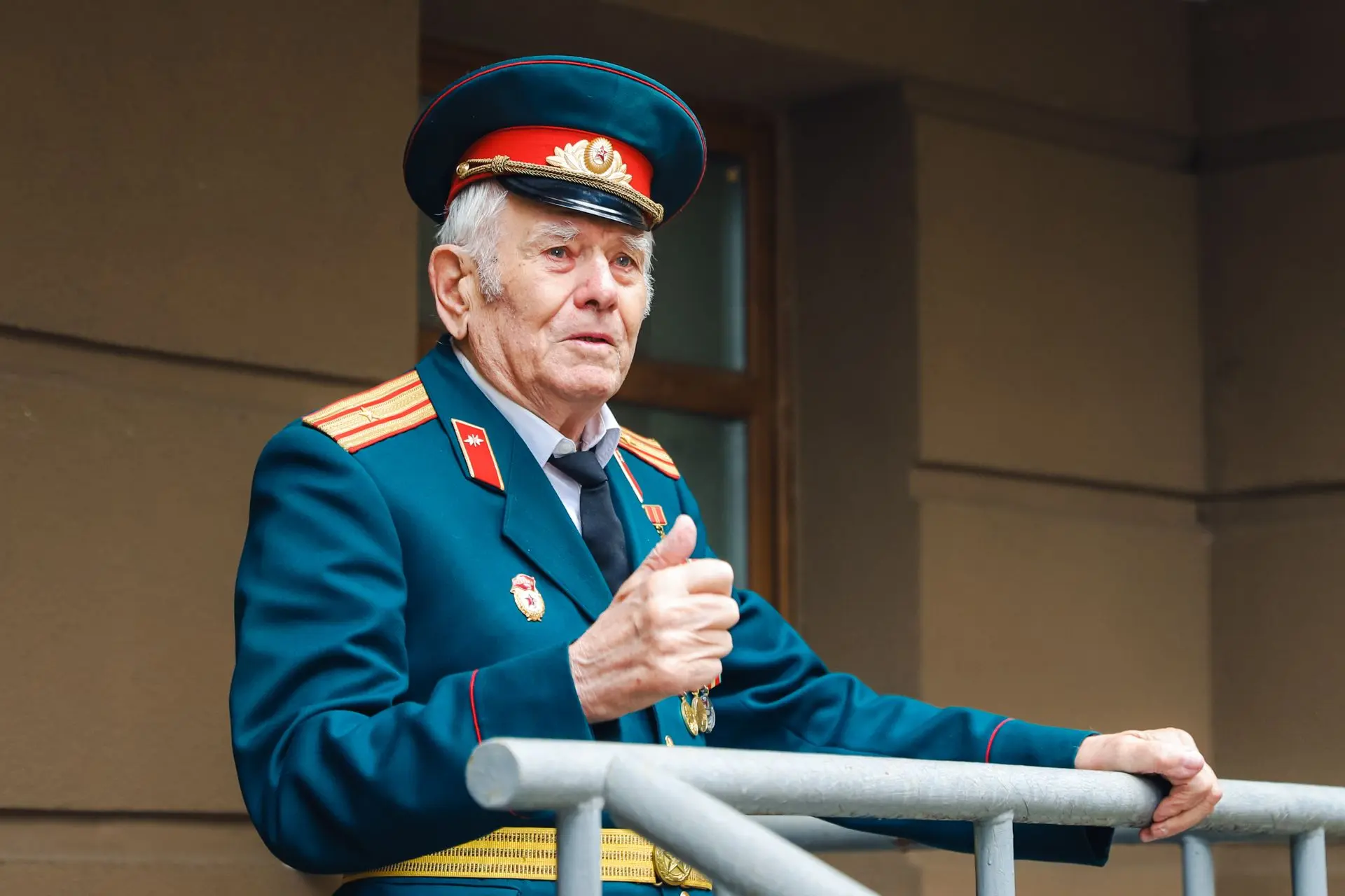 Песни Победы прозвучали во дворах Химок для ветеранов   В Химках в честь Дня Победы прошла патриотич