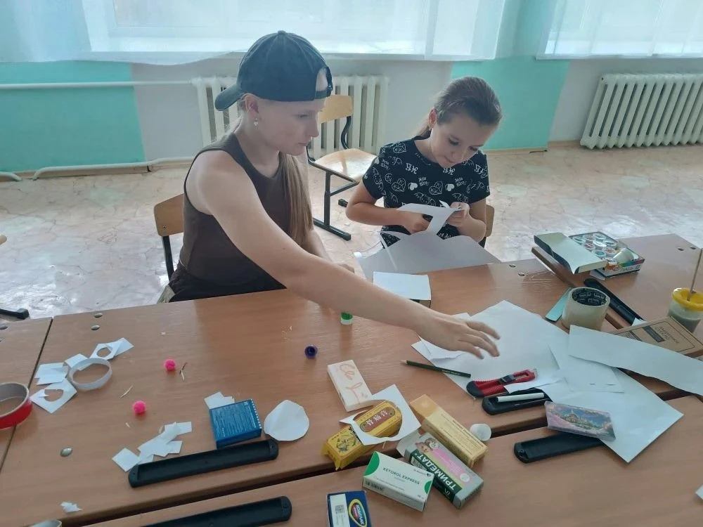 Вторая жизнь вещей: в пришкольном лагере прошёл конкурс поделок из бросового материала!
♻ В нашем пр