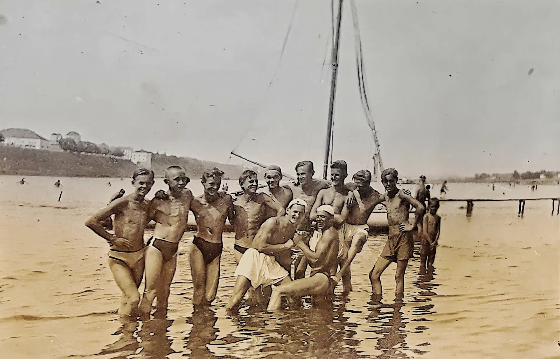 В объективе 1940-й.
