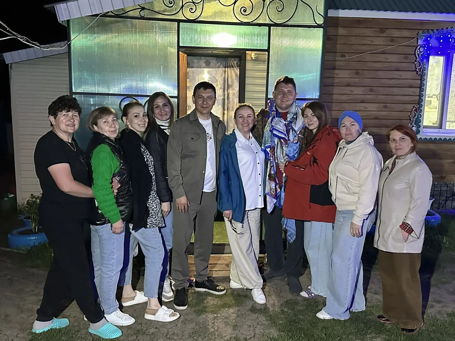 Наш сотрудник отправился на службу в армию.                                            ...