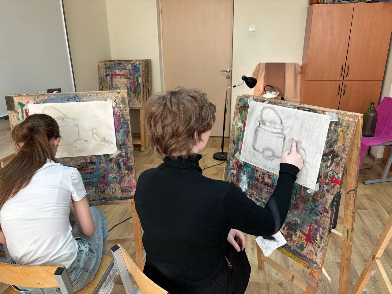 На художественном отделении по предмету «Рисунок» 3А класс преподавателя Усовой У. С. н...