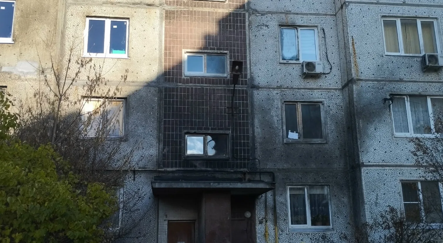 Кто-то уже устал ждать помощи от администрации города и самостоятельно поменял окна. Пр...