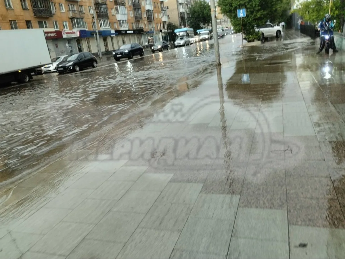 В Екатеринбурге после ливня затопило улицу Малышева.