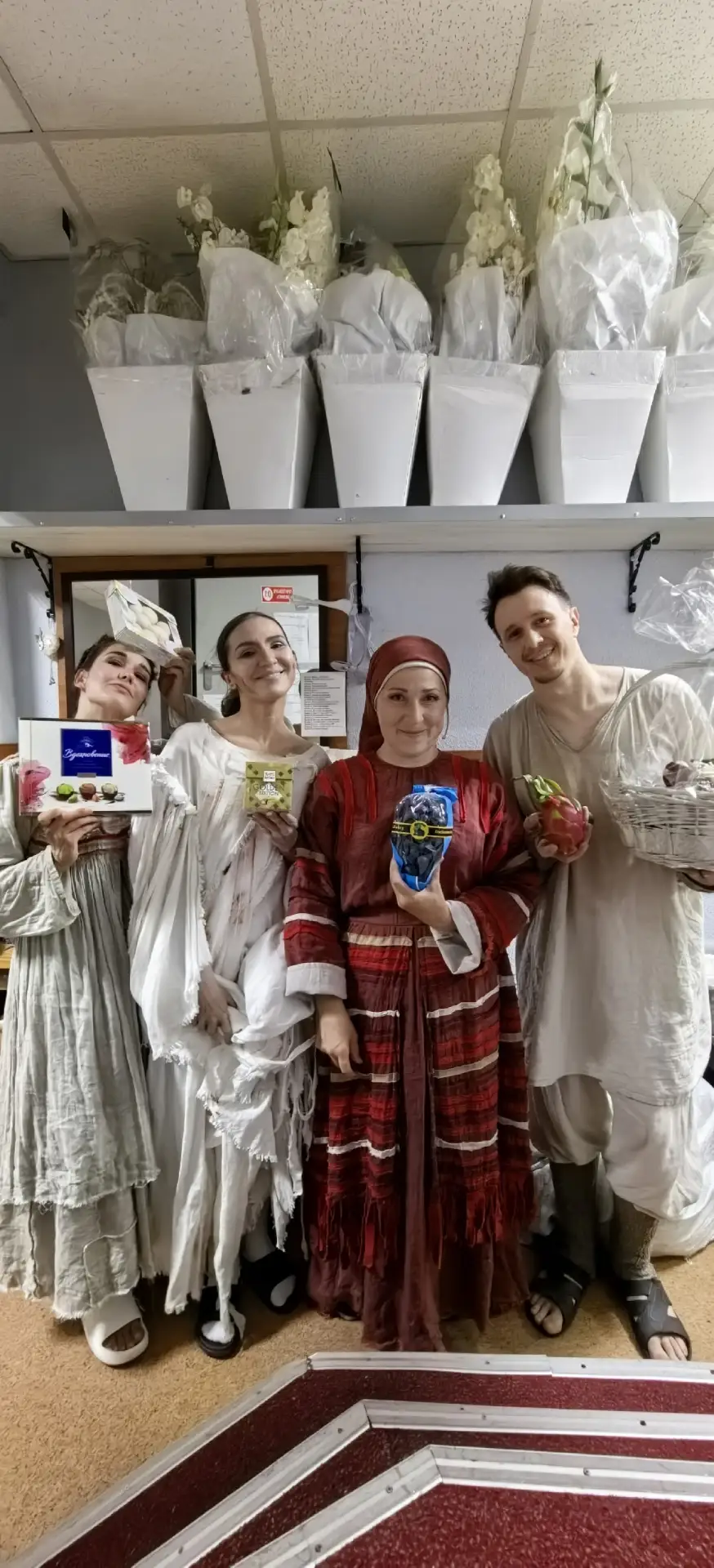 Вчера, после спектакля «Берегиня», наши зрители порадовали актёров вот таким вкусными подарками 🎁

