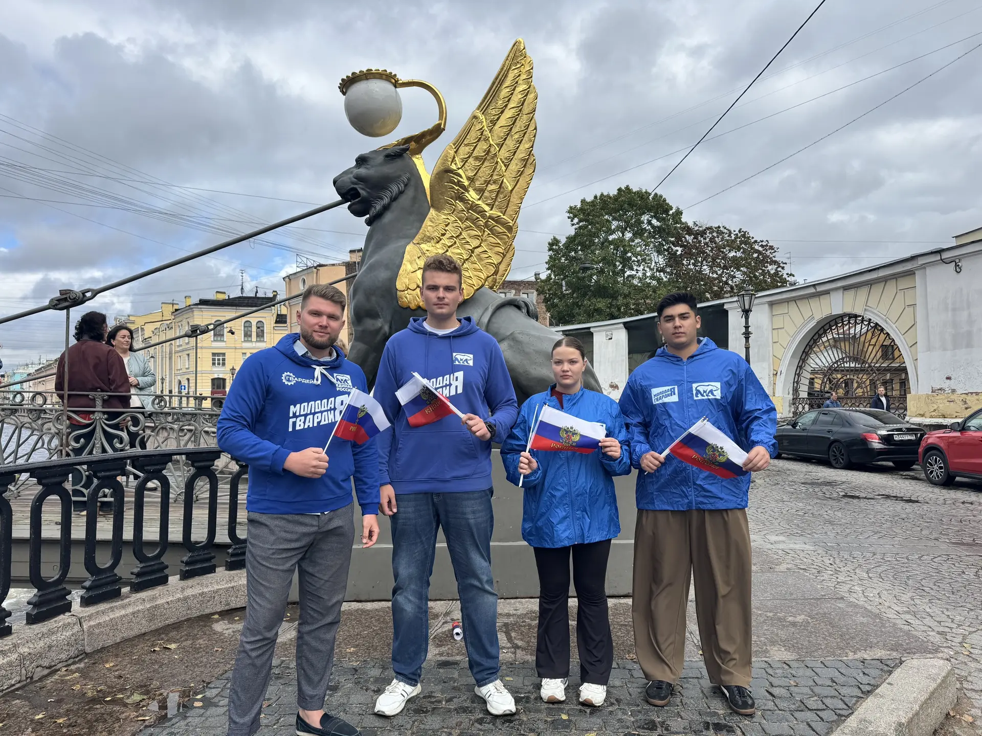 💙 Подарили жителям символ праздника