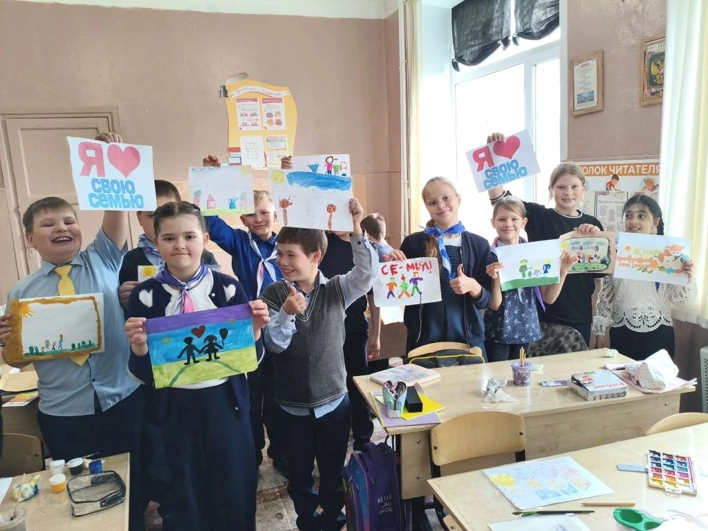 В 3б классе прошел классный час «Моя семья- мое богатство», приуроченный к Международно...