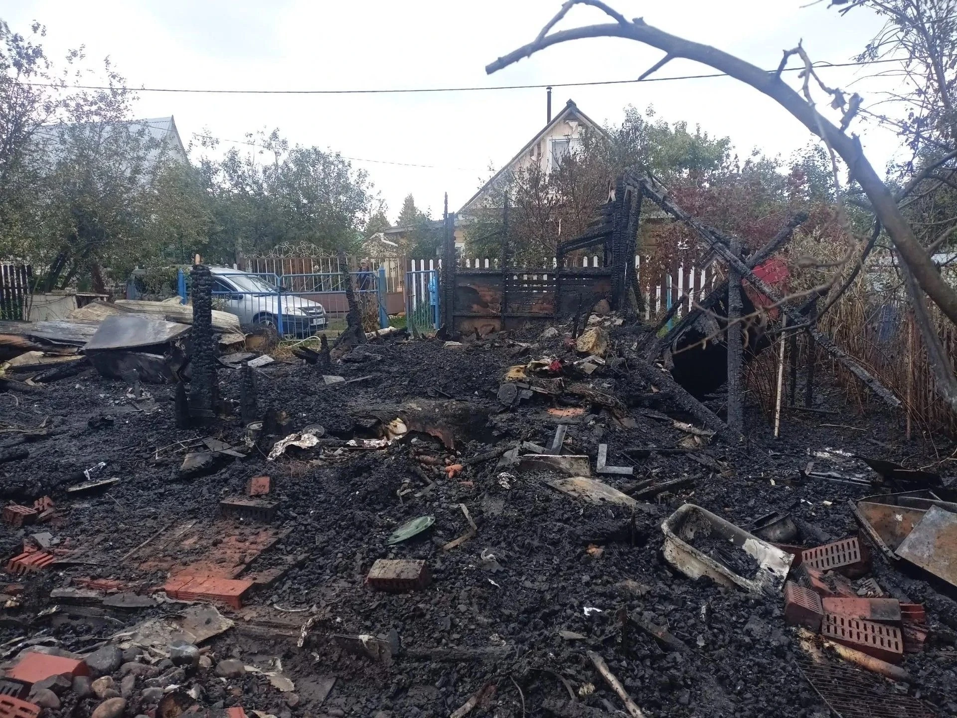 Утренний пожар повредил три дачных дома под Челнами