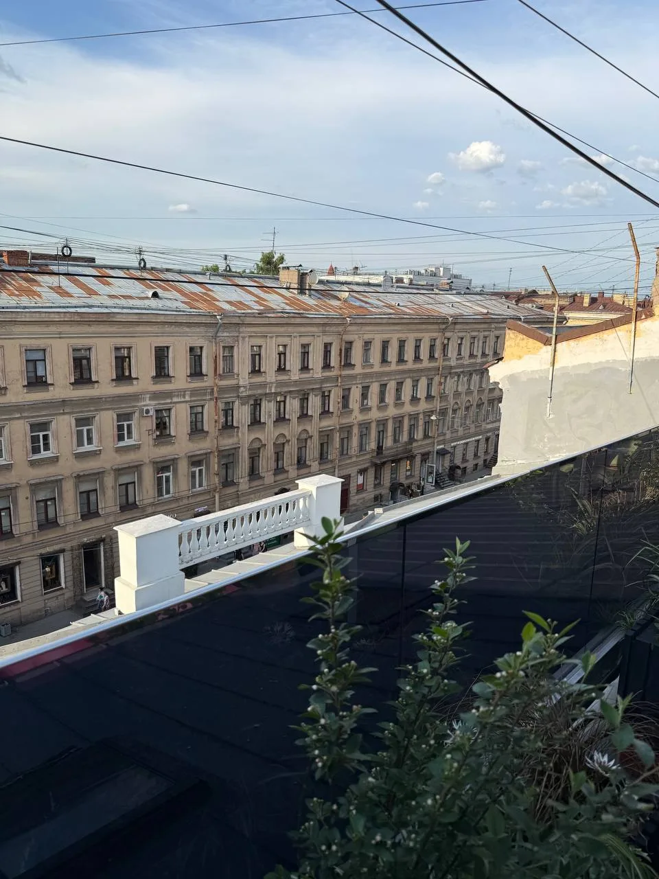 Азиатское бистро и коктейли на крыше в центре города 🍸

Люблю всякие барные истории на крышах, и им