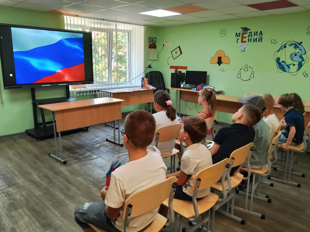 Ко Дню государственного флага обучающиеся МКУДО «Володарский ЦВО» просмотрели презентац...