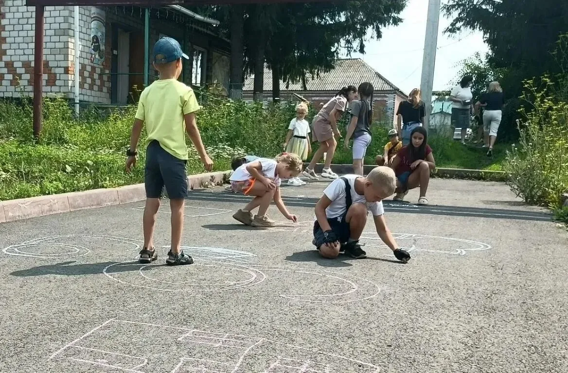 🤝 «Дружба начинается с улыбки»: праздник в Ягуновской библиотеке!

🌈В честь Международного дня дру