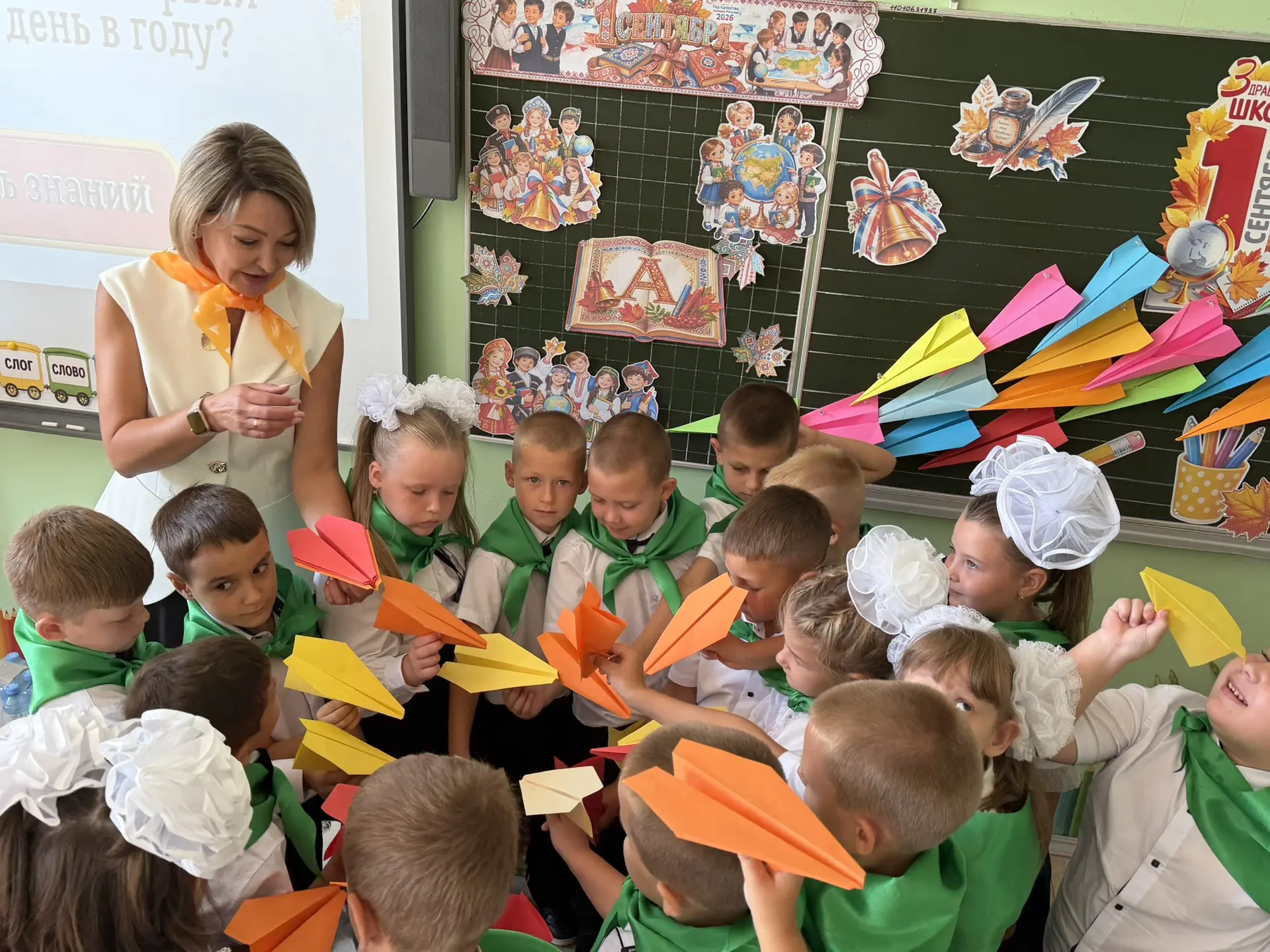🍁✈️В День знаний  🧑‍🎓в нашей школе продолжилась  традиция, знаменующая начало учебно...