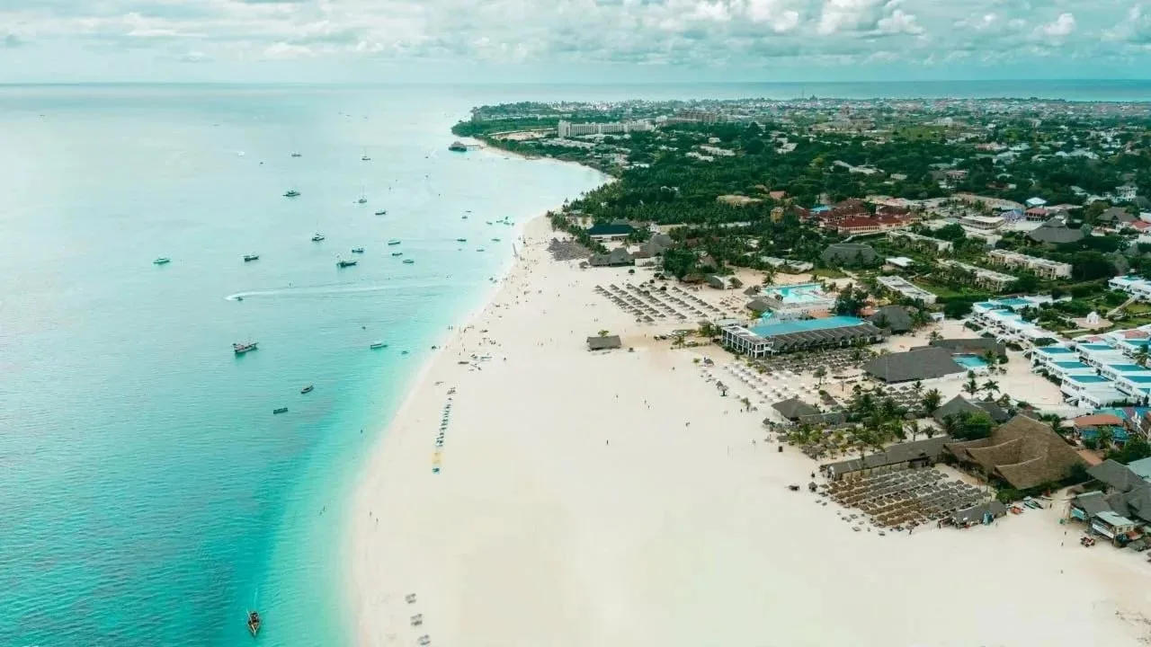 Занзибар с белоснежным пляжем и красивыми видами 🌴🌊