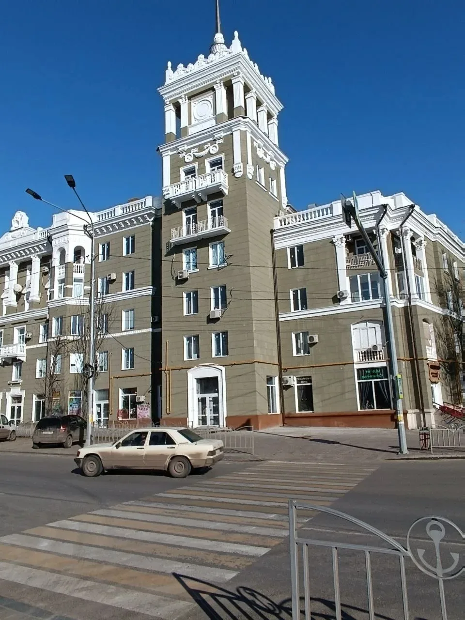 Продаётся трёхкомнатная квартира в самом центре Мариуполя,возле драмтеатра,по ул.Артема 48.Квартира 