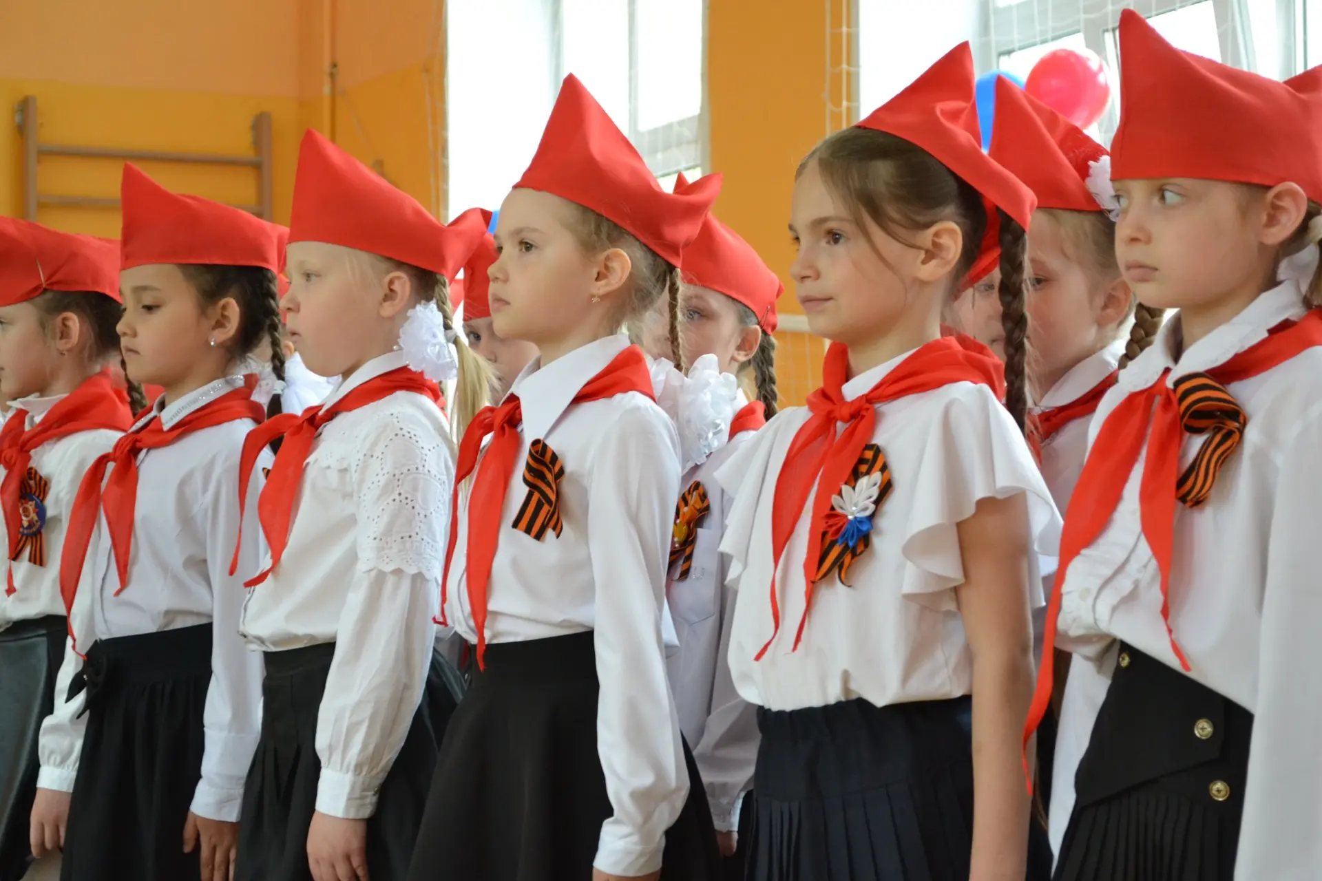 7 мая в школе прошёл традиционный конкурс-смотр строя и песни «Поём о славе России»🇷🇺   В смотре при