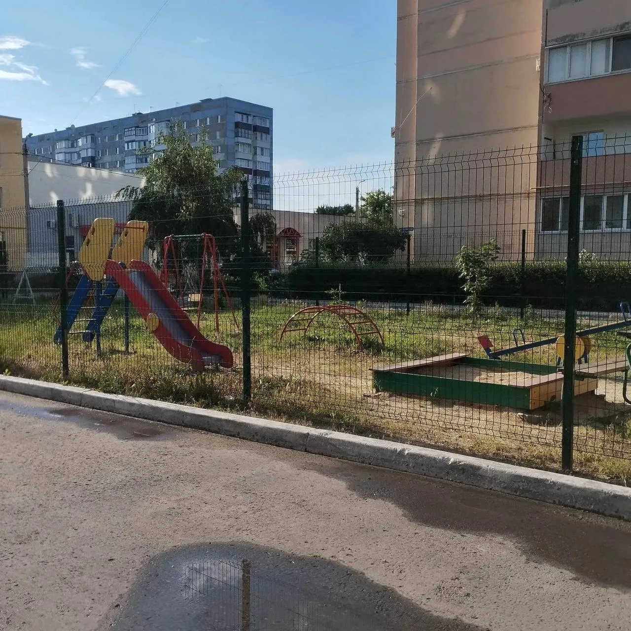 Детская площадка во дворе дома по улице Октябрьская 24, как видите она пустая. Дети с э...