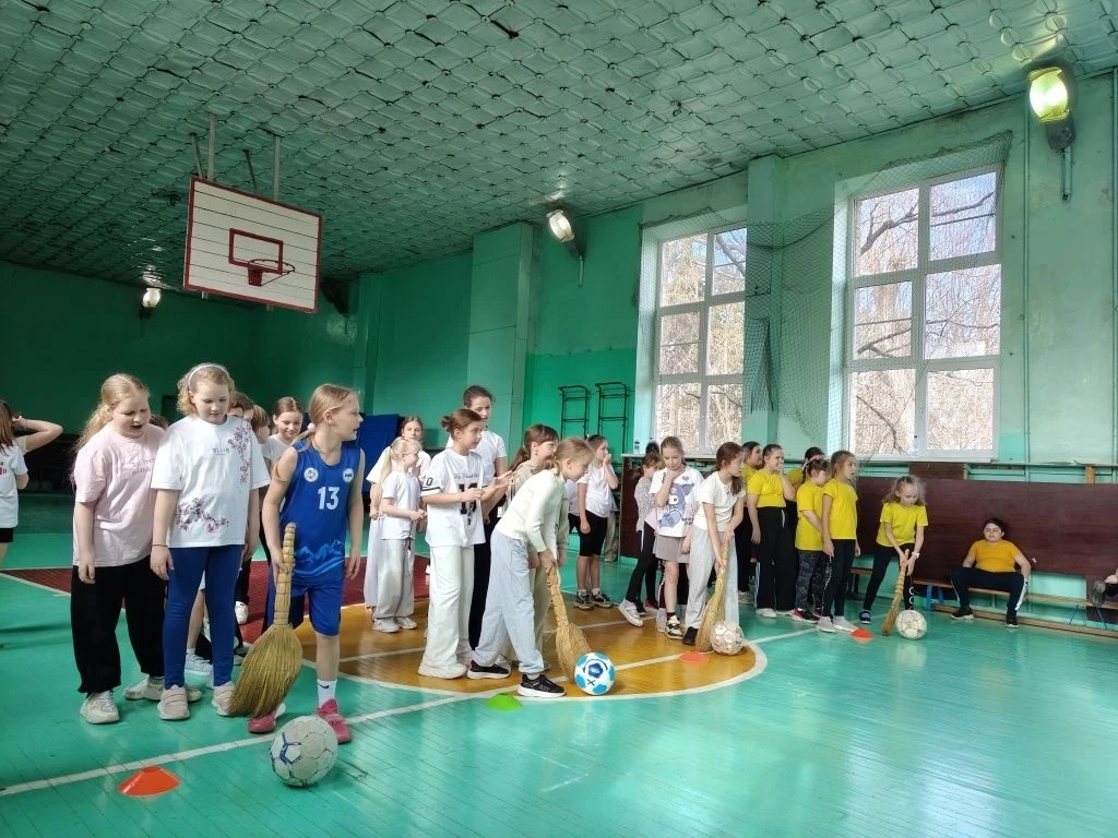 "А ну-ка, девочки"  В преддверии празднования Международного женского дня, спортивные соревнования "