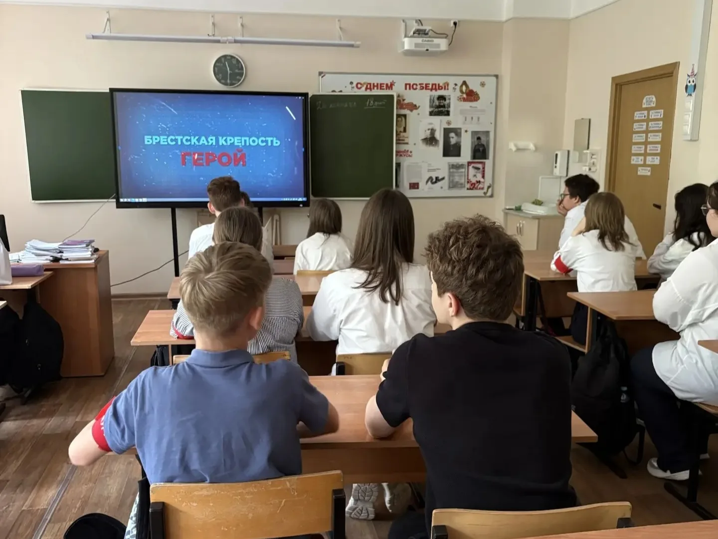 Кино Победы 🎬  С 30 апреля по 8 мая старшеклассники вместе с классными руководителями и учителями ис