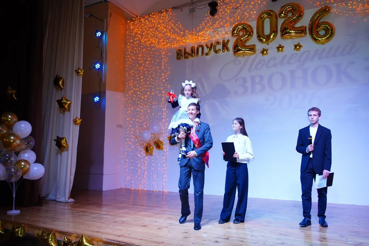 🎒🛎️ Прощай, школа! В Чебоксарах прозвенели последние звонки для выпускников  В школах Чебоксар состо