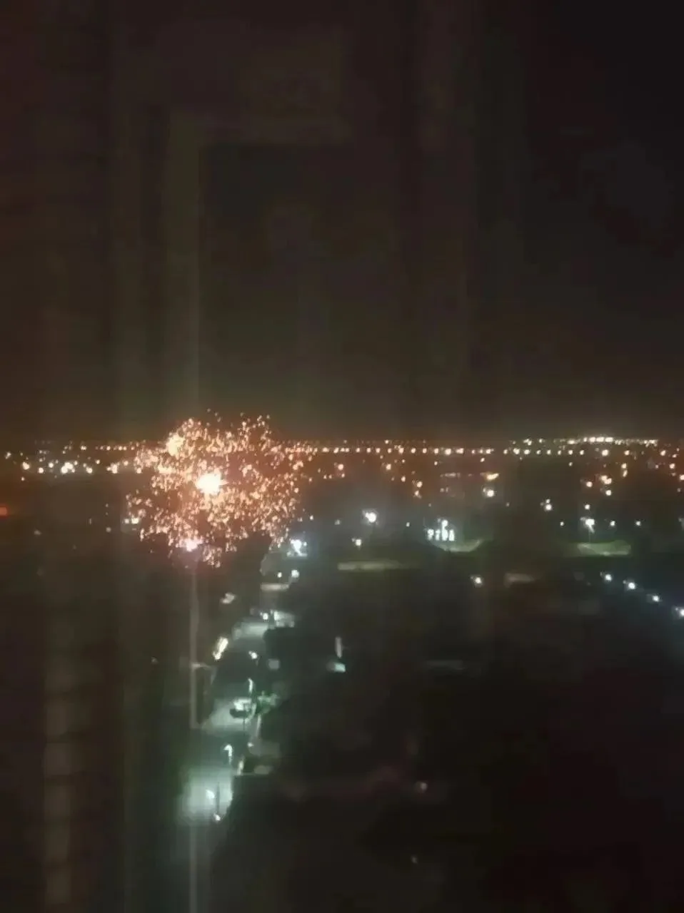 🎇 Салют запускают жители Краснодара во время беспилотной опасности и спустя некоторое ...