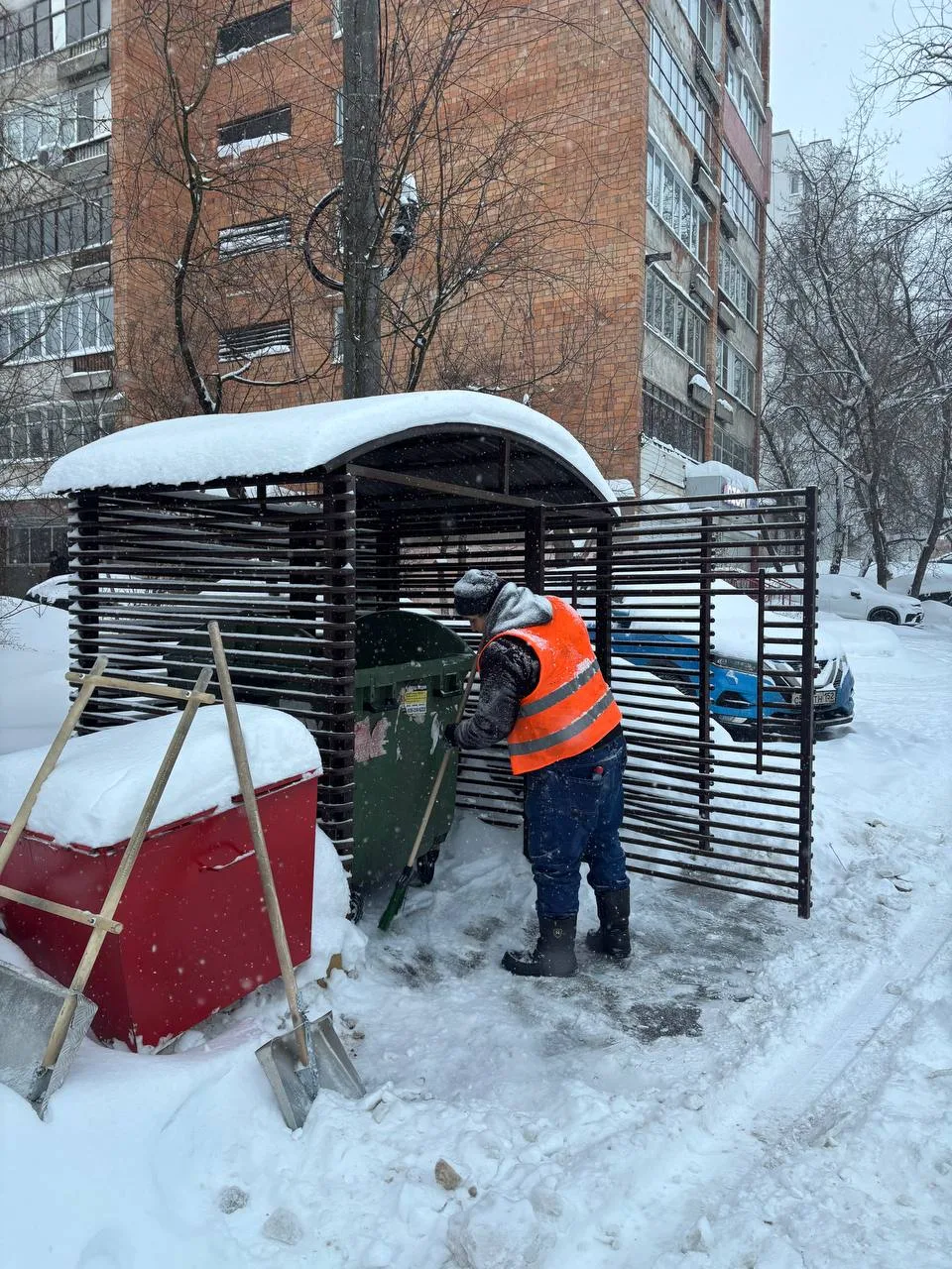 ❄️ Уборка снега в Советском районе — в усиленном режиме! 🚜  Дворники и специализированная техника До