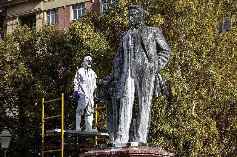 В Новосибирске художники в масках очистили памятник Крячкову