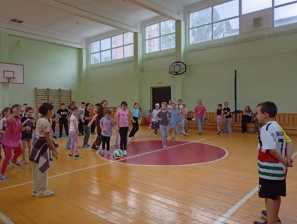 Очередной день в лагере подошел к концу

Сегодня в пришкольном лагере прошел день подвижных игр и за