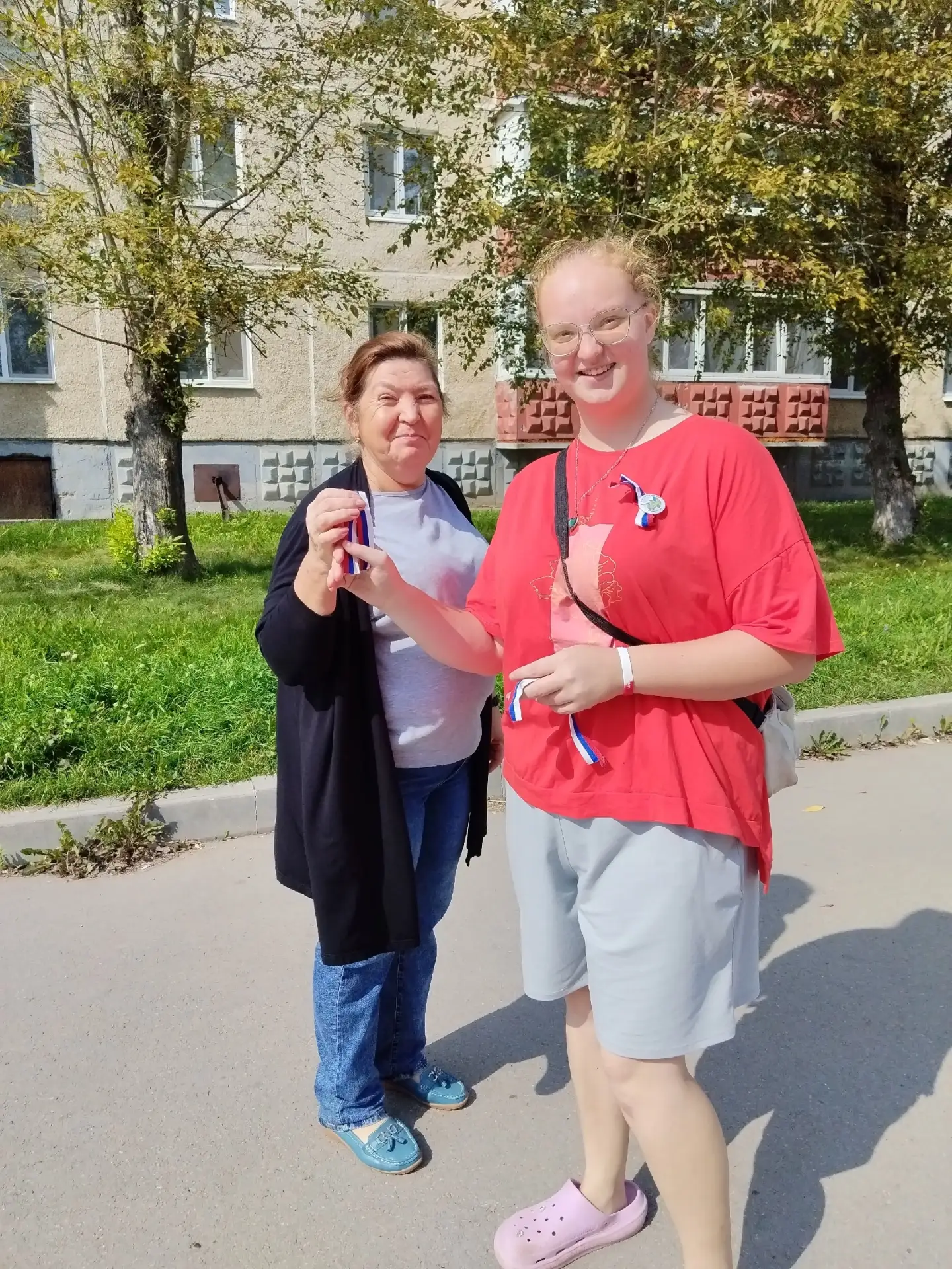 В День Государственного флага России волонтеры по всей стране вышли на улицы городов, ч...