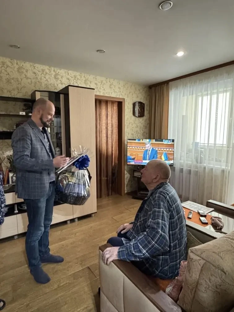 Сегодня, 16 июля, сотрудники Минприроды Мурманской области лично поздравили Шмелева Владимира Алексе