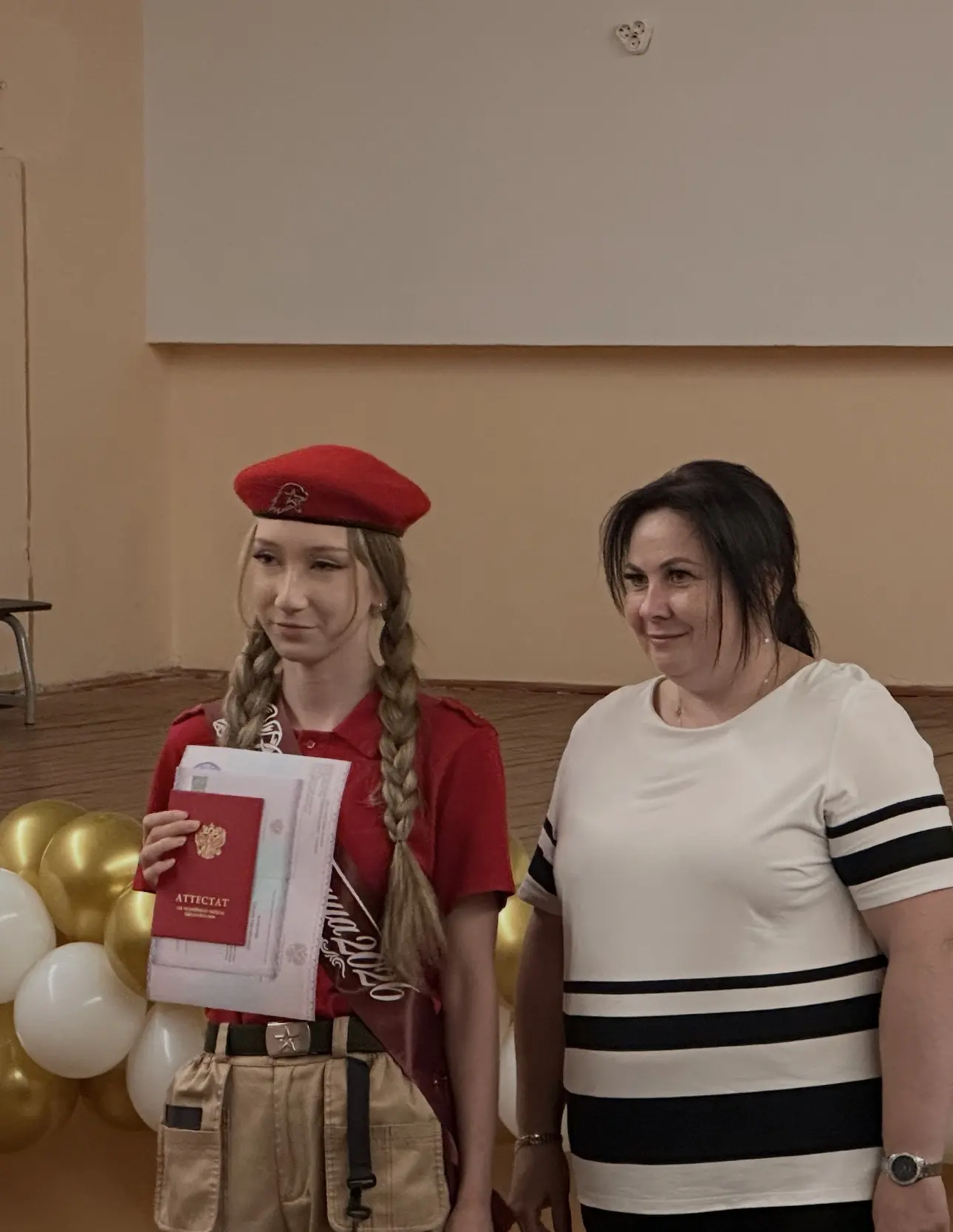 Сегодня у девятиклассников СОШ №19 был по-настоящему трогательный день. Аттестаты об основном общем 