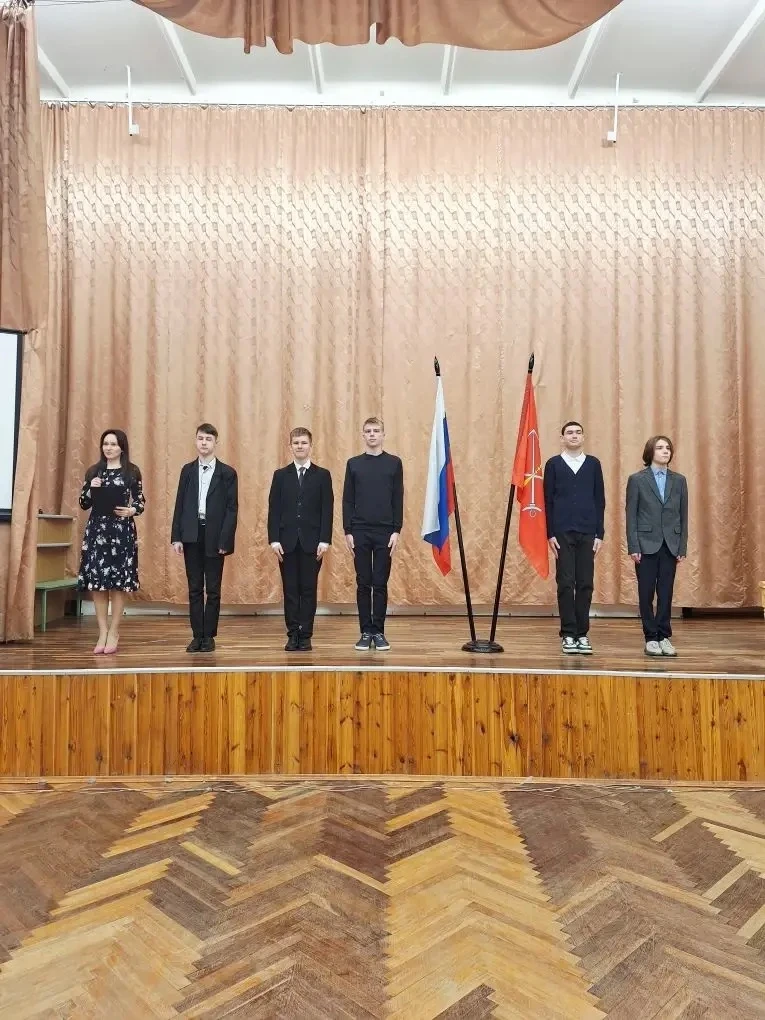 Сегодня в обоих корпусах нашей школы прошли торжественные линейки, приуроченные к началу новой учебн