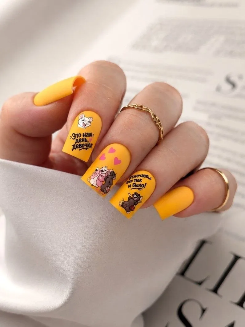 Крысиный клуб снова в деле 💅
И на этот раз - на ярком жёлтом фоне, с правильным настроением и очень