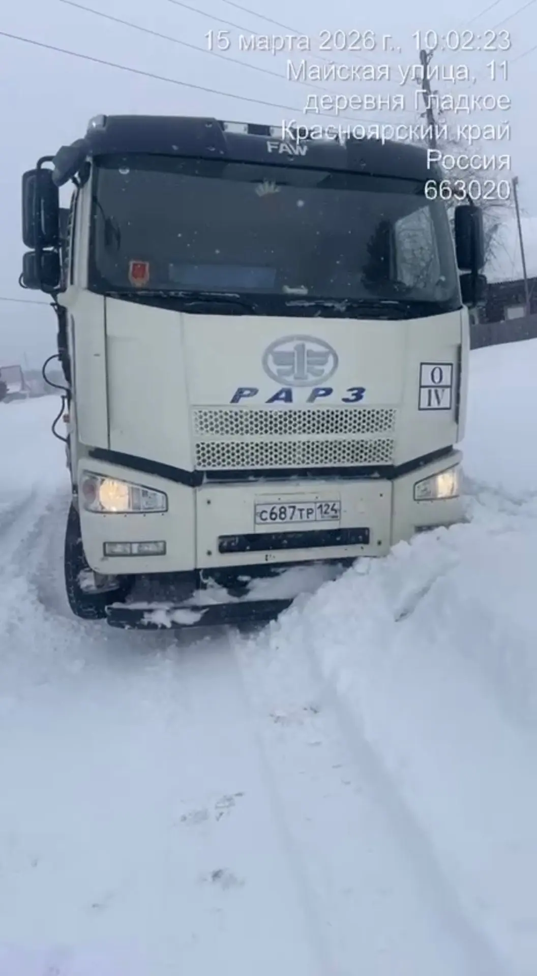 МУСОРОВОЗ ДОСТАВАЛИ ТРАКТОРОМ