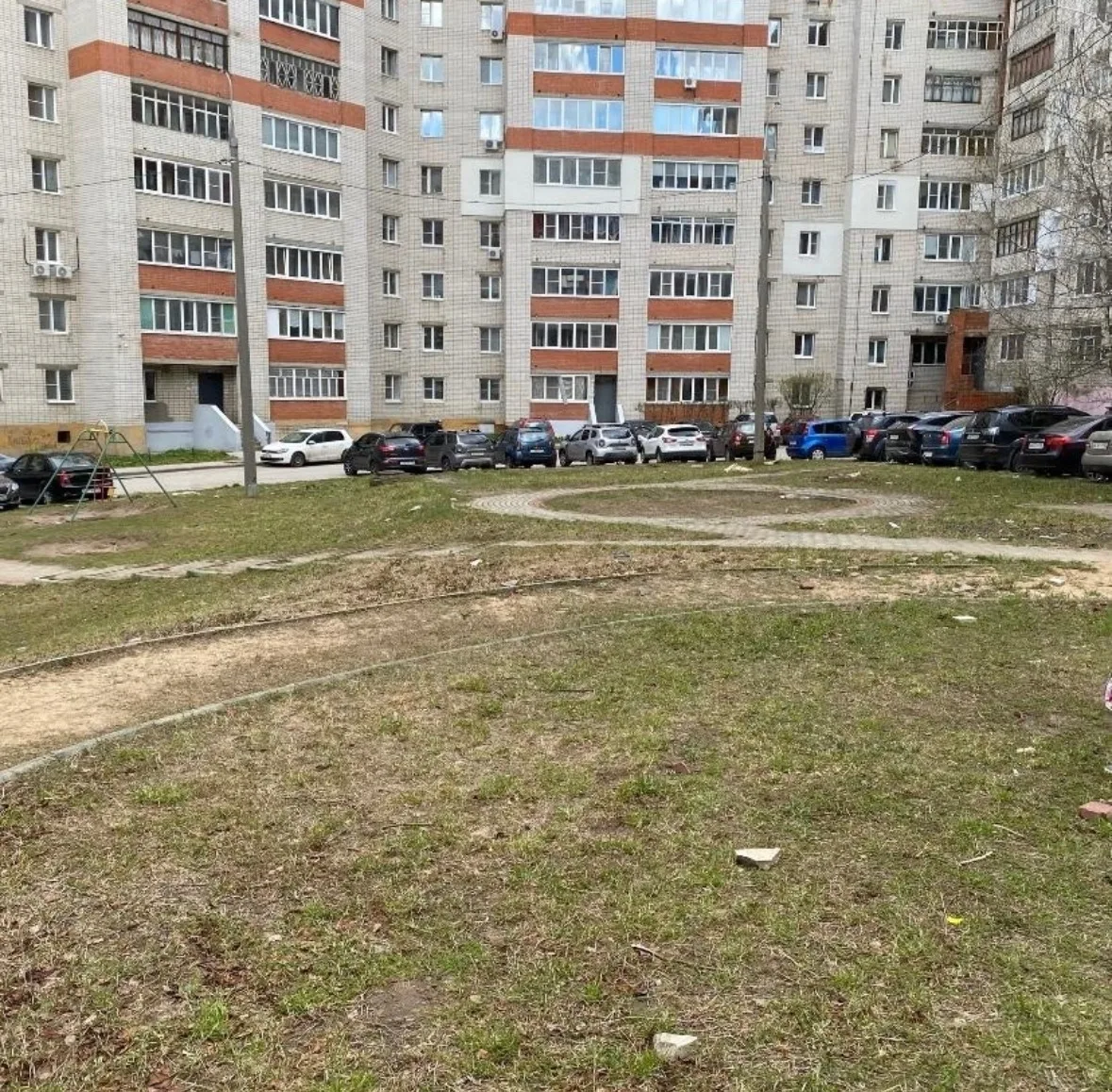 Во дворе смежных домов по адресам Кстово ул Зеленая 18 и 4-Микрорайон 1 отсутствует детская площадка