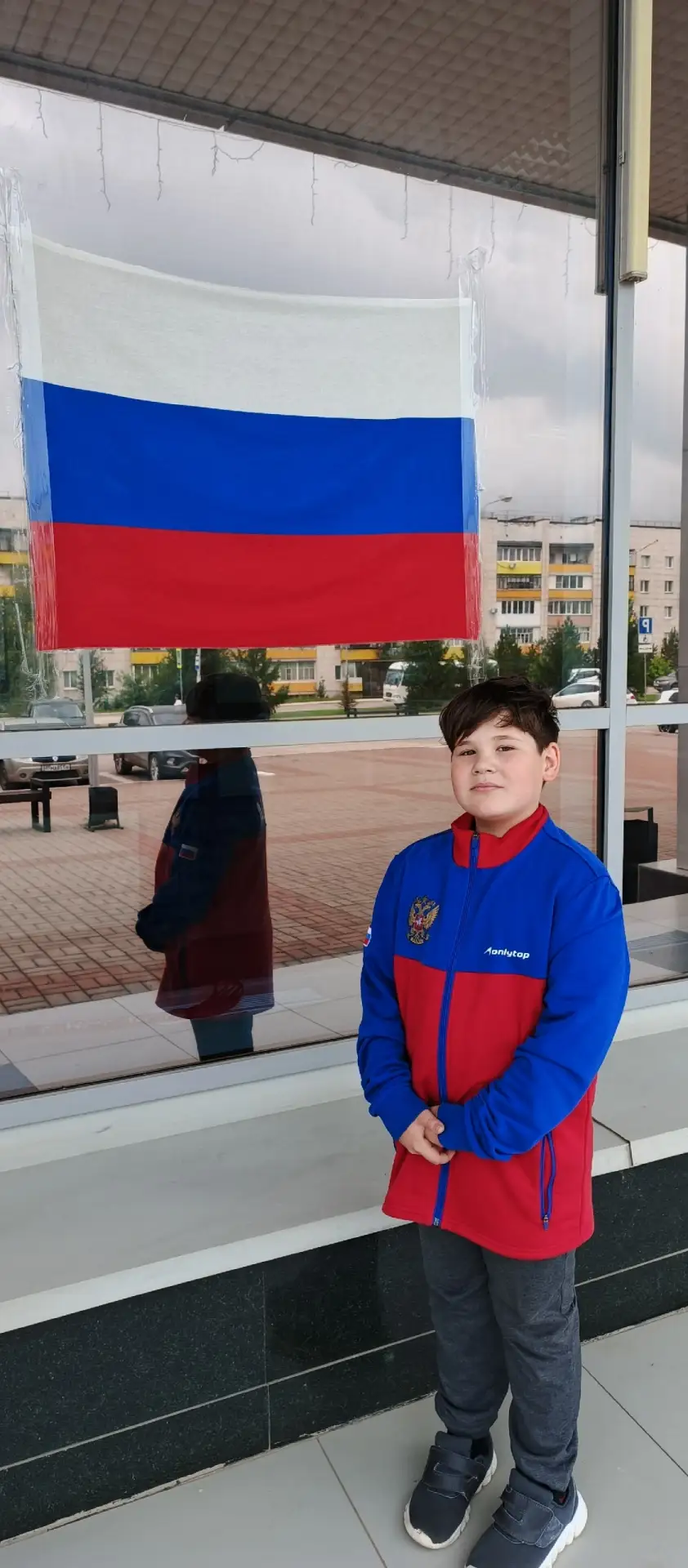 Ученик 3 "Б "  класса -Камалов Айнур поздравляет всех с праздником - Днем флага России ...