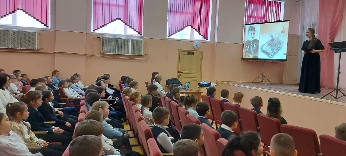 Сегодня в актовом зале лицея коллектив Саратовской областной филармонии им. А. Шнитке представил муз