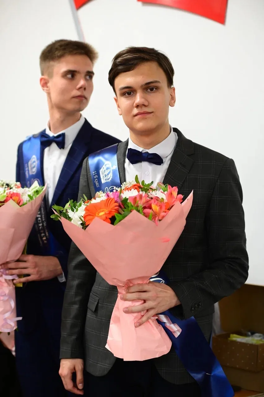🔔 Сегодня в школах Новотроицка прозвенел последний звонок для выпускников.  Руководители Уральской С