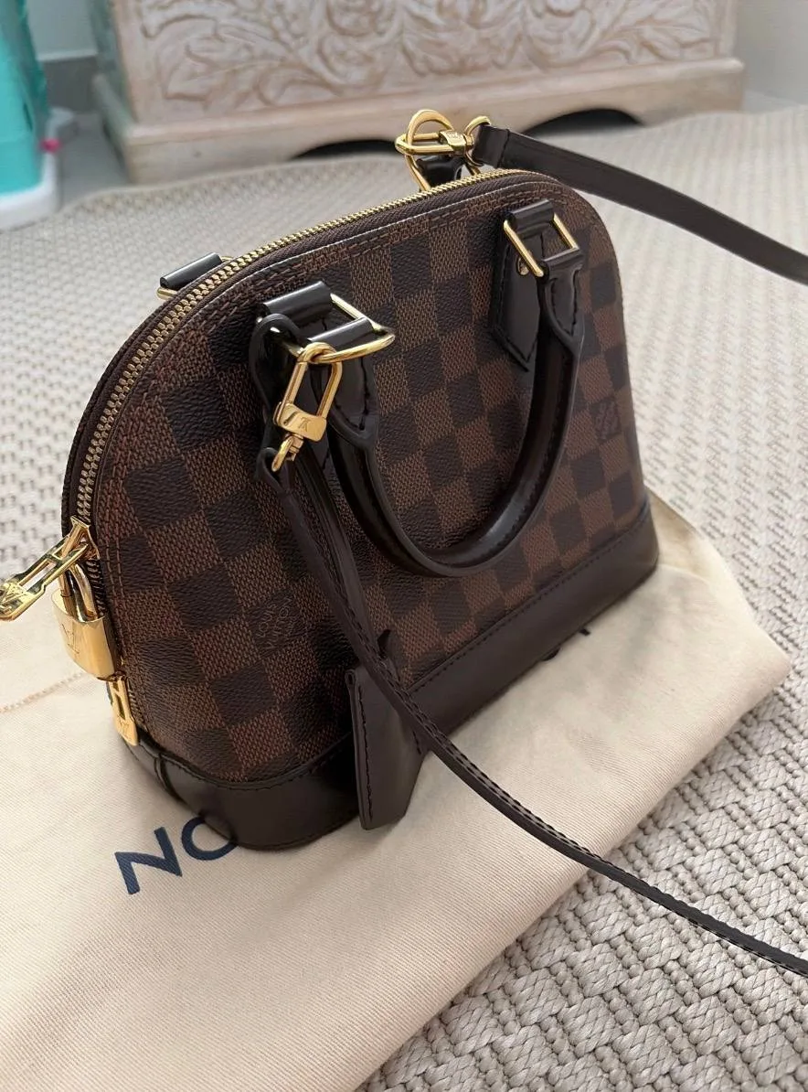 Сумочка Alma Louis Vuitton 🤎

Бренд: Louis Vuitton
Комплект: Пыльник
Состояние: отличное, без следо
