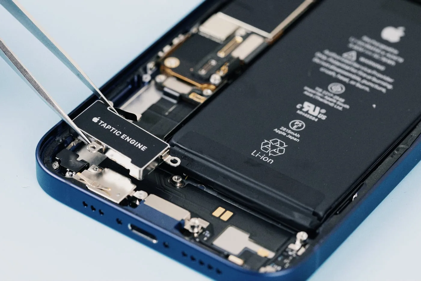 Apple обязали выплатить $5,7 млрд за нарушение патентов, обеспечивающих работу Taptic E...