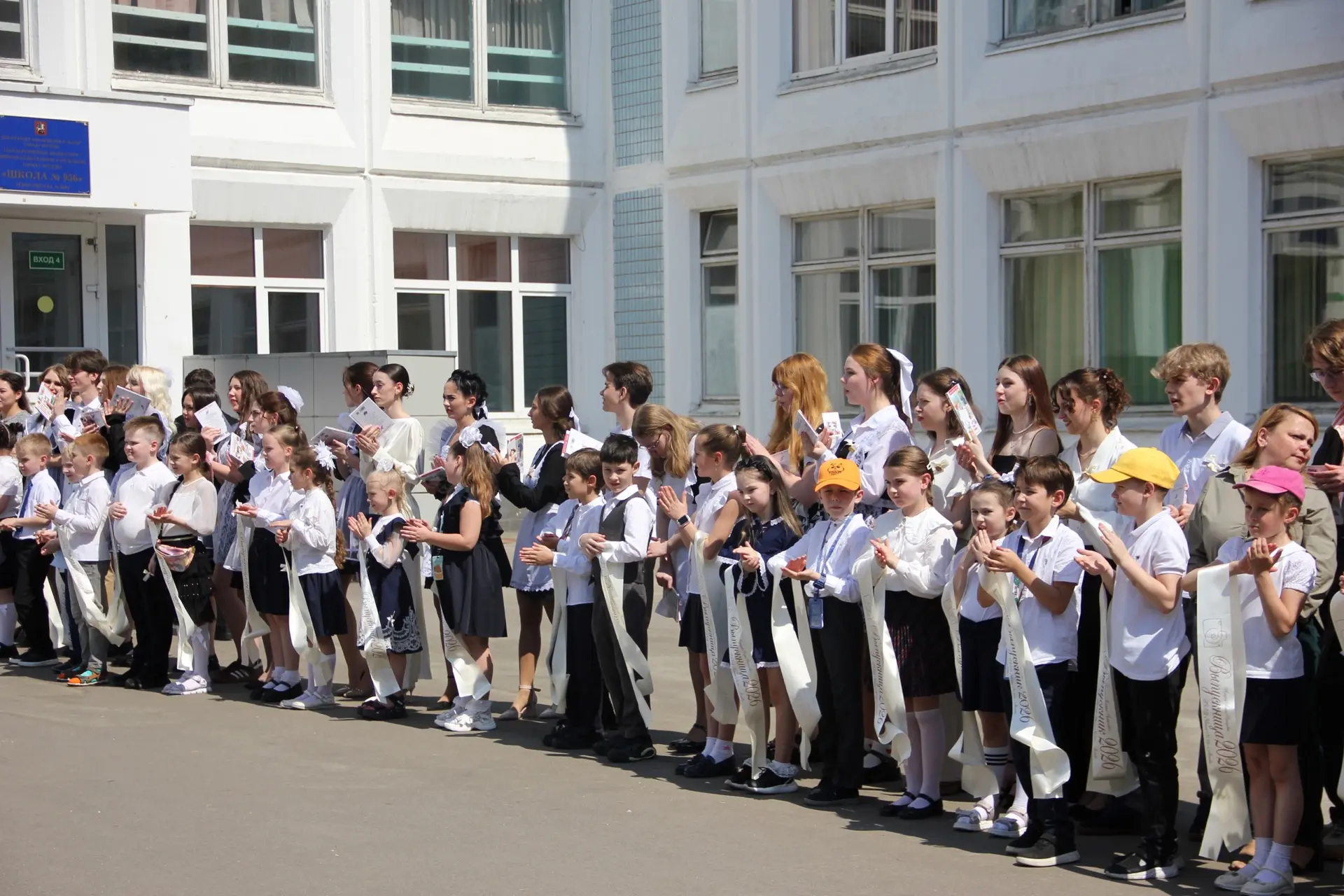 🔔❤️По доброй школьной традиции встретились два поколения:  наши одиннадцатиклассники и первоклассник
