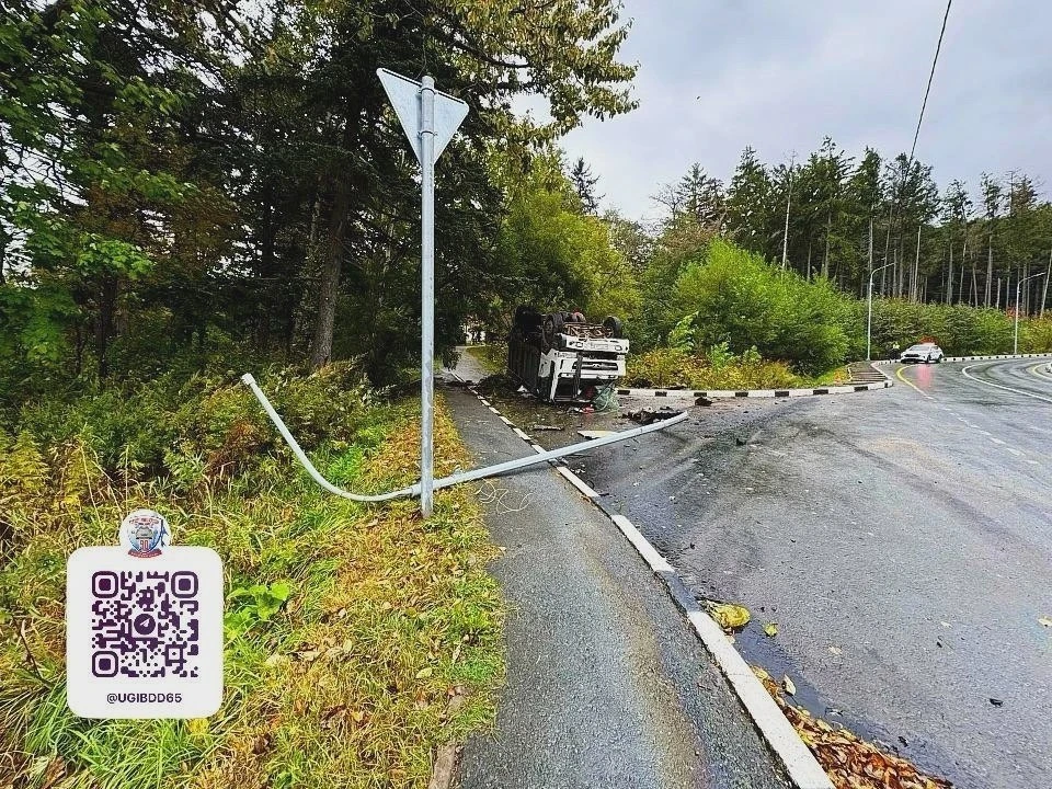 🚚 Пассажир травмирован при опрокидывании грузовика в Южно-Сахалинске