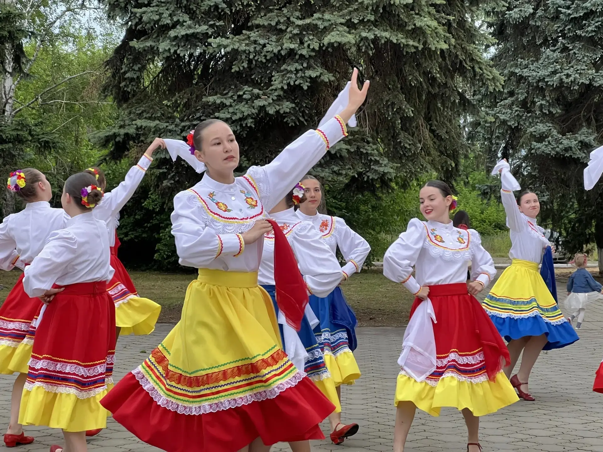 С Днём России!

Этот праздник не так давно вошёл в нашу жизнь, но уже успел полюбиться каждому. И эт